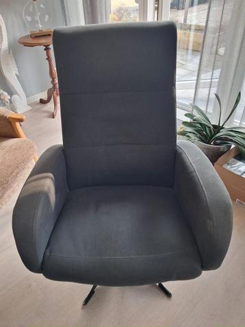 Comfortabele draaifauteuil beschikbaar voor biedingen