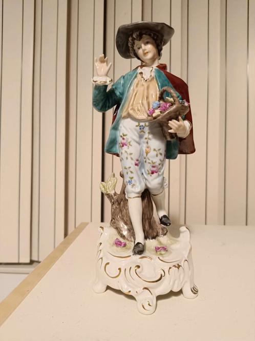 Porseleinen Beeldje - Man met Bloemenmand, Antiek en Kunst, Antiek | Porselein, Ophalen of Verzenden
