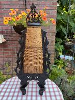 Hoge rieten mand met houten deksel, Oosters, Aziatica, Antiek en Kunst, Kunst | Niet-Westerse kunst, Ophalen of Verzenden
