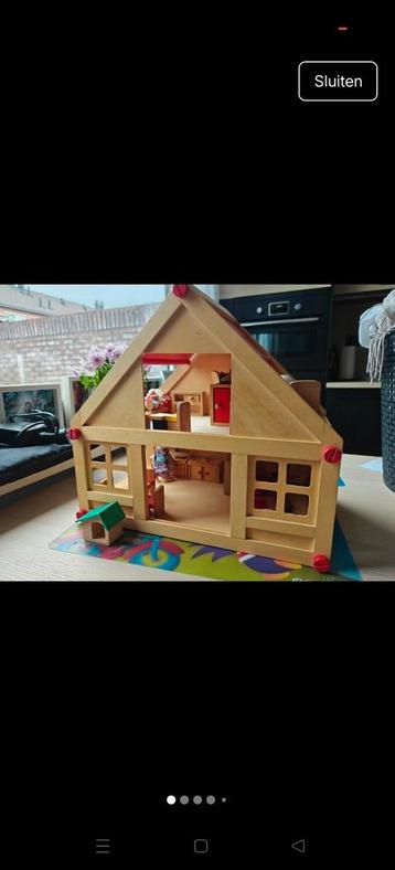 Mooi houten poppenhuis beschikbaar voor biedingen