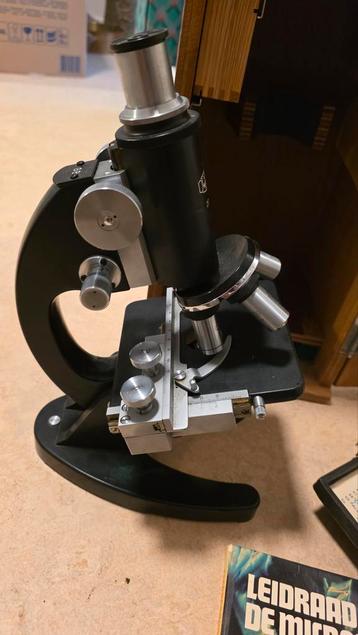 Mooie Vintage Microscoop beschikbaar voor biedingen