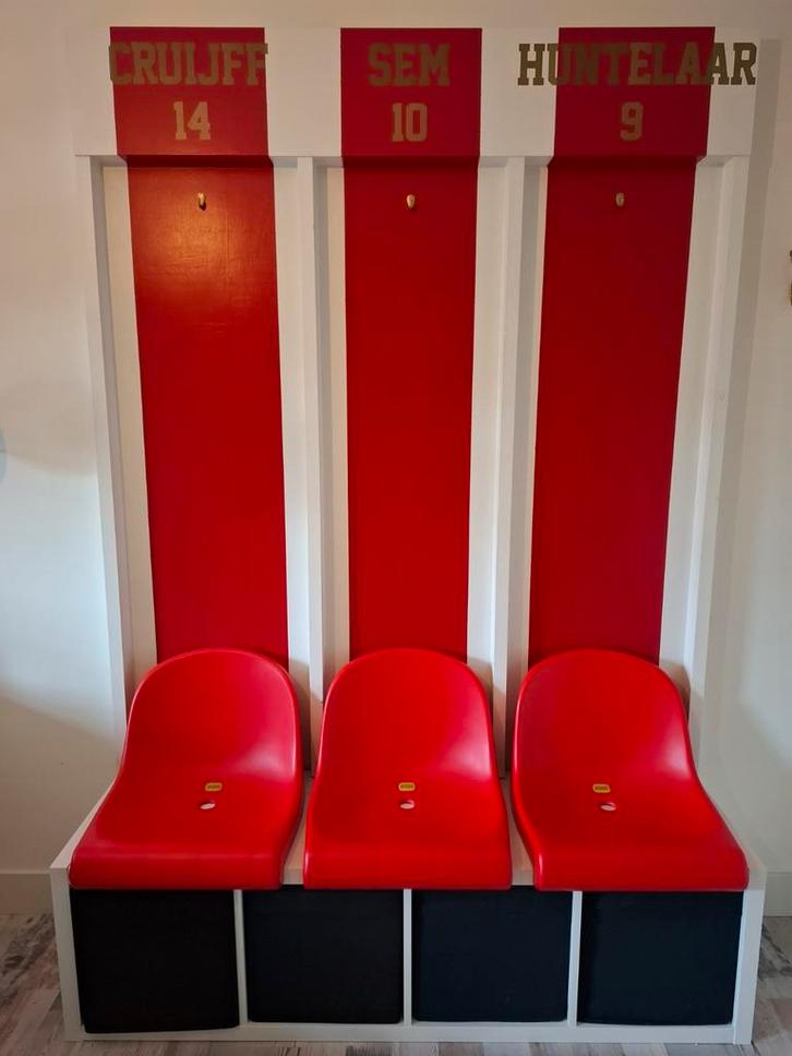 Unieke voetbalstoelen met opbergruimte (voetbal kleedkamer), Huis en Inrichting, Stoelen, Nieuw, Ophalen