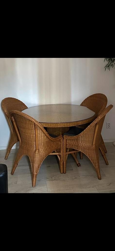 Ronde rieten rotan eettafel inclusief 4 rieten stoelen., Huis en Inrichting, Tafels | Eettafels, Gebruikt, 100 tot 150 cm, Vier personen