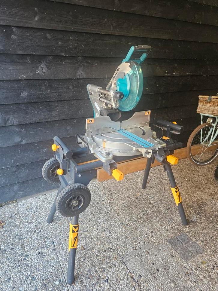 Makita Afkortzaag 2x 18V met Tafel, Doe-het-zelf en Verbouw, Gereedschap | Zaagmachines, Gebruikt, Afkortzaag, 1200 watt of meer