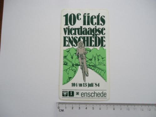 sticker Oud Enschede 1984 fiets vierdaagse retro vvv, Verzamelen, Stickers, Verzenden