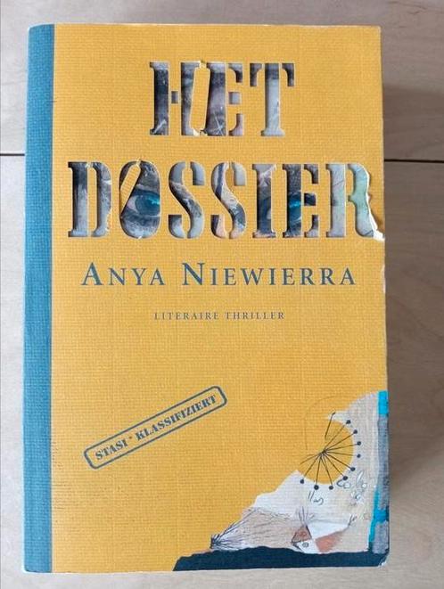 Anya Niewierra - Het Dossier, Boeken, Thrillers, Gelezen, Nederland, Ophalen of Verzenden