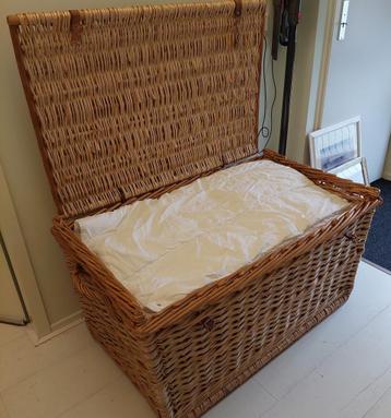 Prachtige grote rieten mand met deksel beschikbaar voor biedingen