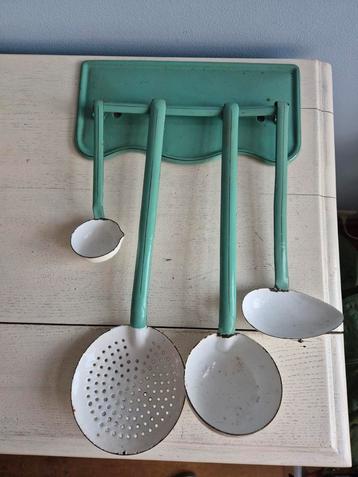 vintage emaille lepelrek mintgroen met wit beschikbaar voor biedingen