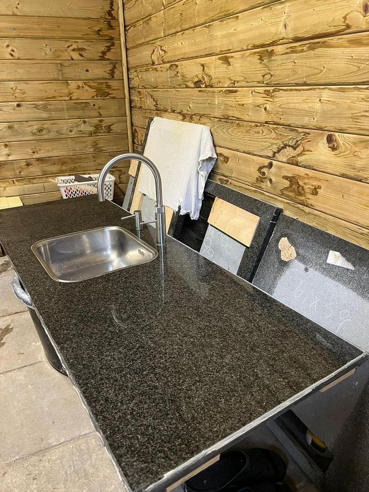 Natuursteen Keukenblad met Quooker & Zeeppomp, Huis en Inrichting, Keuken | Complete keukens, Gebruikt, Overige typen, Zwart, Graniet of Steen