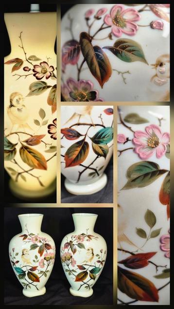 Set van 2 opaline vazen. Bloemen en vogels.  29 cm hoog beschikbaar voor biedingen