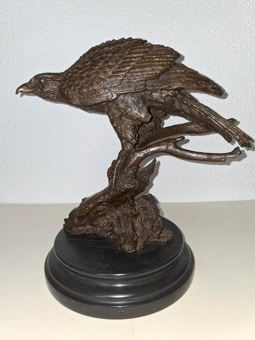 Bronzen adelaar op boomstronk rustend op natuurstenen voet, Antiek en Kunst, Antiek | Koper en Brons, Ophalen