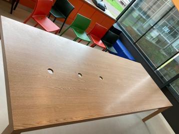 Grote tafel in houtlook beschikbaar voor biedingen