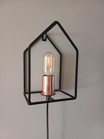 Leuk lampje, in de vorm van een huisje 23 cm hoog beschikbaar voor biedingen