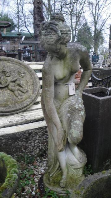 groot tuinbeeld beton  badende vrouw beschikbaar voor biedingen