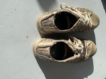 Sneakers beschikbaar voor biedingen