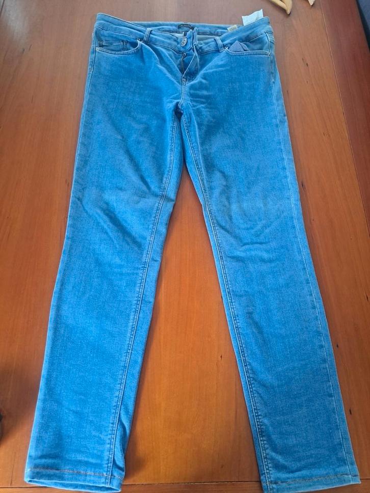 Jeans Massimo Dutti maat 42, Kleding | Dames, Spijkerbroeken en Jeans, Zo goed als nieuw, W33 - W36 (confectie 42/44), Blauw, Ophalen of Verzenden