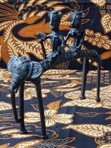 Mooi antiek brons beeldje uit India olifant met strijders. beschikbaar voor biedingen