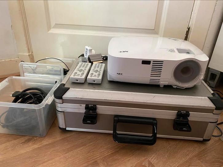 Beamer van NEC + opbergkoffer en beamer scherm, Audio, Tv en Foto, Beamers, Zo goed als nieuw, Ophalen of Verzenden