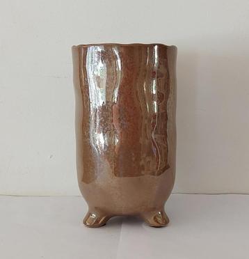 Keramiek vaas op pootjes bruin glanzend beschikbaar voor biedingen