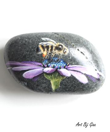 Honingbij op een bloem, geschilderd op een riviersteen beschikbaar voor biedingen