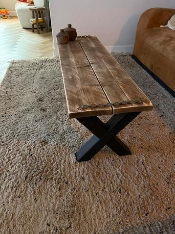 Salontafel met houten X-poten en stoere ketting. 120x40x41 beschikbaar voor biedingen