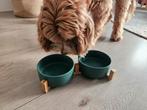 Groen voer/drinkbak met houten voet, Ophalen of Verzenden, Zo goed als nieuw
