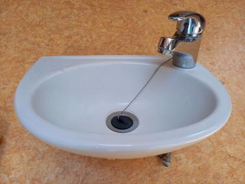 Wastafel ovaal 30 cm met mengkraan, afvoerdop, flexibele wat beschikbaar voor biedingen