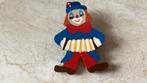 Broche Clown met trekzak .. hout / hoog 5.5 cm, Sieraden, Tassen en Uiterlijk, Broches, Ophalen of Verzenden, Koper