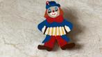 Broche Clown met trekzak .. hout / hoog 5.5 cm, Ophalen of Verzenden, Koper