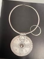 Orfèvres loitains / sieraden uit Afrika, Azië, Oceanië, Sieraden, Tassen en Uiterlijk, Antieke sieraden, Ophalen of Verzenden