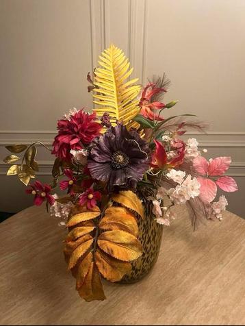 Mooie vaas met zijden bloemen beschikbaar voor biedingen