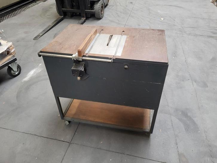 Nette verrijdbare zaagtafel, Doe-het-zelf en Verbouw, Gereedschap | Zaagmachines, Gebruikt, Cirkelzaag, 600 tot 1200 watt, 30 tot 70 mm