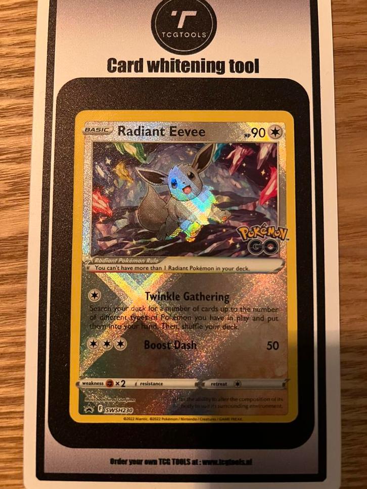 Radiant Eevee SWSH230 Pokemon Go Promo, Hobby en Vrije tijd, Verzamelkaartspellen | Pokémon, Zo goed als nieuw, Ophalen of Verzenden