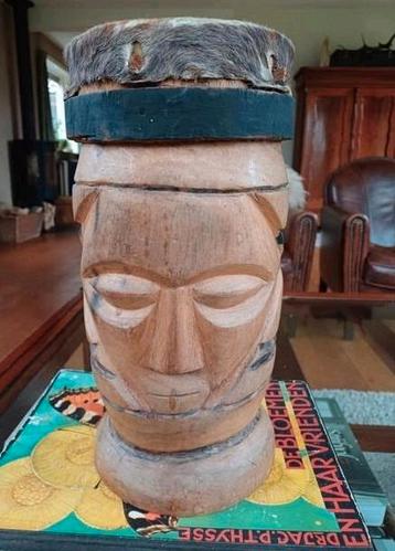 Brocante houten trommel geitenleer handmade krukje  beschikbaar voor biedingen