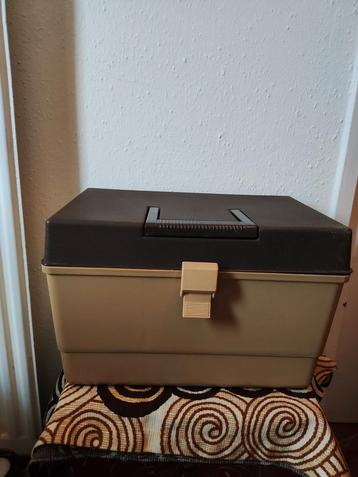 Mooie grote vintage naaibox beschikbaar voor biedingen
