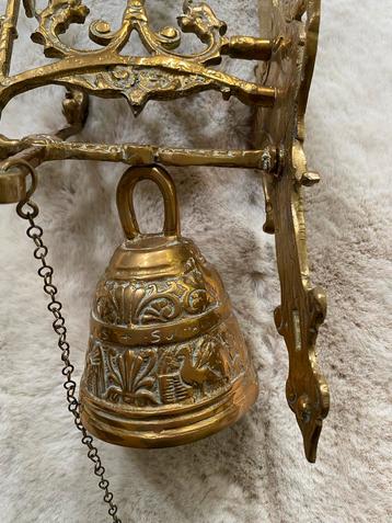 Antieke Bronzen Bel met Wandhouder beschikbaar voor biedingen
