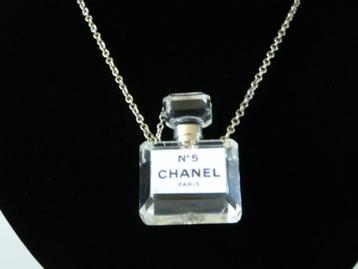 Chanel N 5 kettinghanger. N5 Chanel Paris. beschikbaar voor biedingen