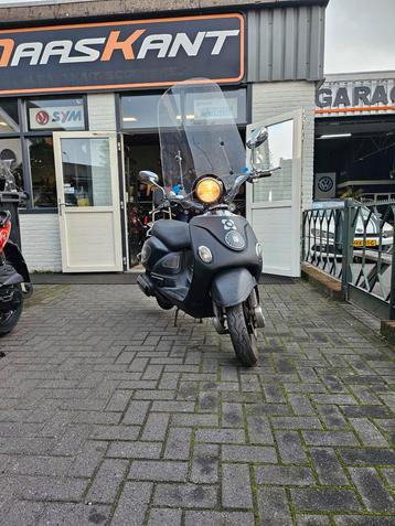 Leuke goedkope snorscooter AGM - Bouwjaar 2013 beschikbaar voor biedingen