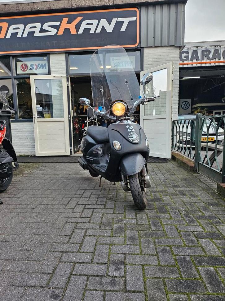 Leuke goedkope snorscooter AGM - Bouwjaar 2013, Fietsen en Brommers, Brommeronderdelen | Snorfietsen, Gebruikt, Overige merken