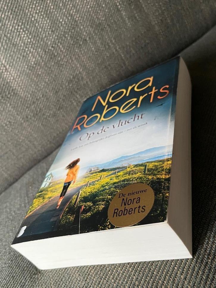 Nora Roberts - Op de vlucht. (2020), Boeken, Thrillers, Zo goed als nieuw, Ophalen of Verzenden