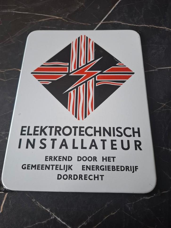 Emaille bord Elektrotechnisch Installateur Dordrecht, Antiek en Kunst, Antiek | Emaille, Ophalen