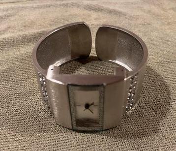 Dameshorloge met Stalen Band beschikbaar voor biedingen