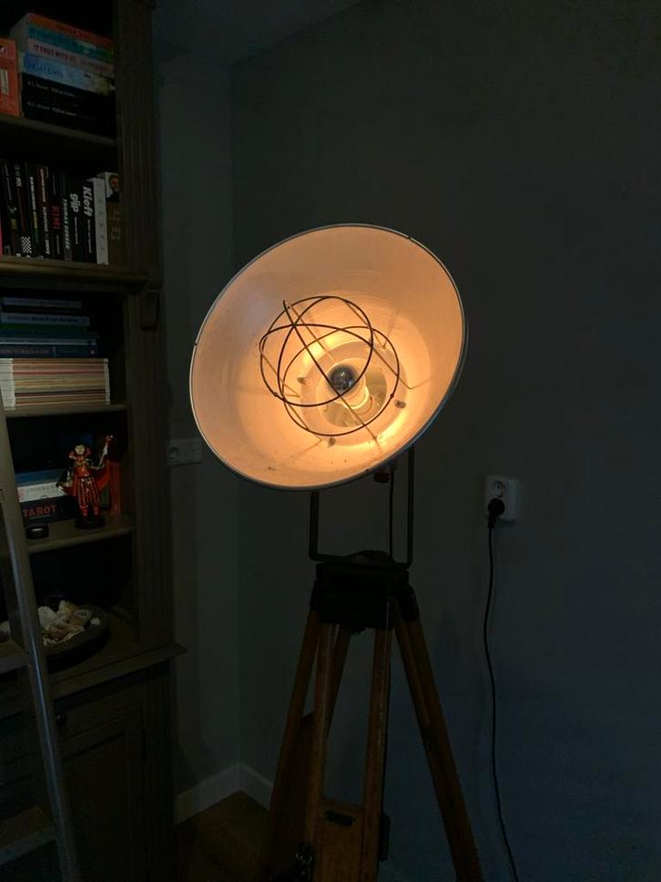 Industriële Lamp op Landmeter Statief - Uniek Object, Antiek en Kunst, Antiek | Lampen, Ophalen