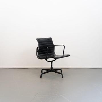 3x Vitra Eames EA 108 Stoel Zwart Leer - Zwart beschikbaar voor biedingen