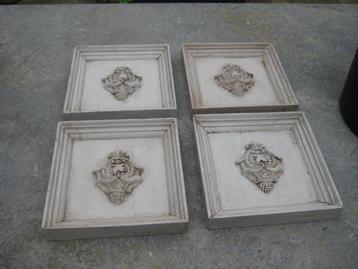 4 Kleine Houten Wandlijsten/Ornamenten beschikbaar voor biedingen