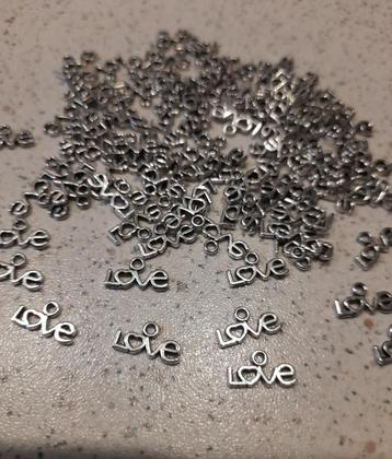 Metalen bedel love "nieuw"  beschikbaar voor biedingen