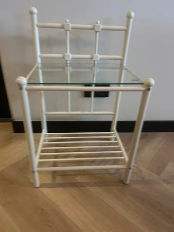 Tafeltje beschikbaar voor biedingen