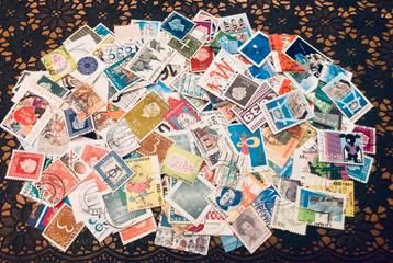 GRATIS Rond de 170 postzegels Nederland