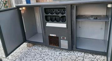 Buitenkeuken. Twee koelkasten plus koeling voor wijn of alco beschikbaar voor biedingen