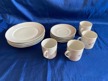 4 Koffiekopjes met schotel en 4 ontbijtbordjes beschikbaar voor biedingen